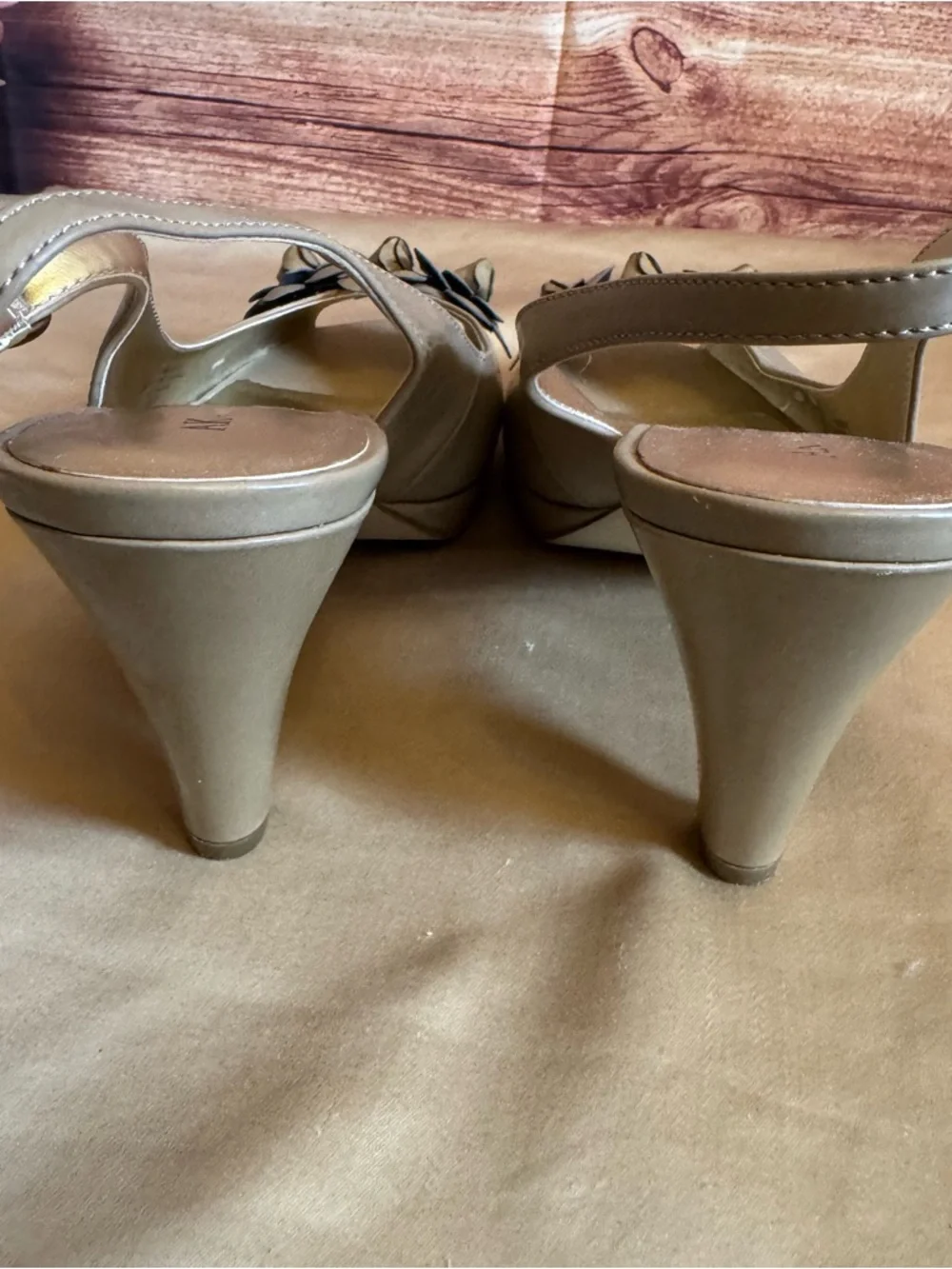 Anne Klein Slingback Heels Taupe Floral Peep Toe Pumps Size 9M Classic Neutral